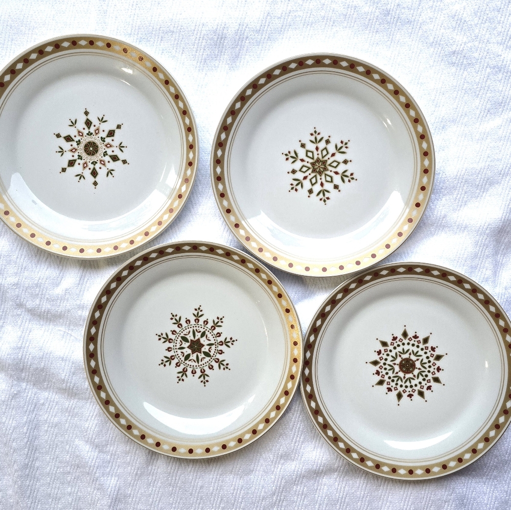 Pier 1 Imports NORDIC SNOWFLAKE 7.5" Dessert Plate Set 4Pc Red Gold Green